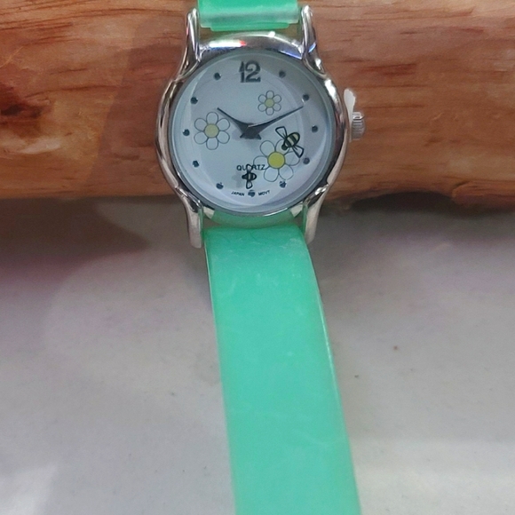 Bee's Watch - Picture 13 of 16